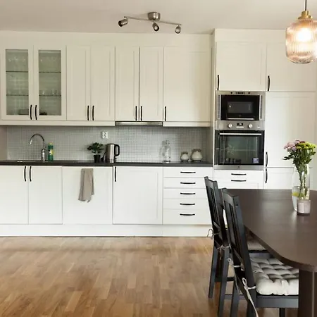 Ferienhaus Dinbnb I Family-friendly & Spacious 2-bedroom With Parking *