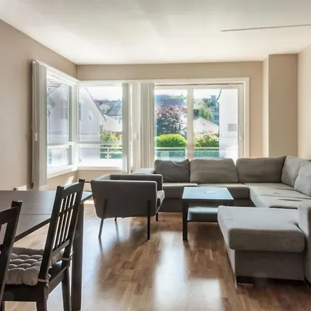 Ferienhaus Dinbnb I Family-friendly & Spacious 2-bedroom With Parking *